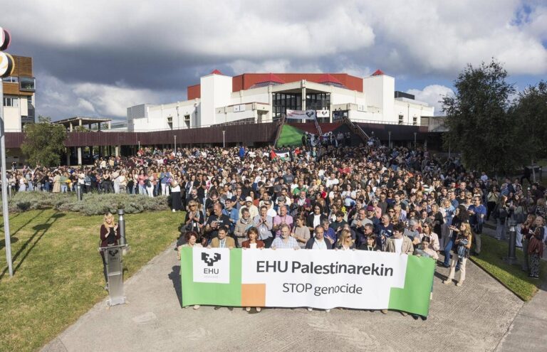EHUk Palestinarekiko elkartasuna adierazi du hiru campusetan egindako elkarretaratzeen bidez EHUk Palestinarekiko elkartasuna adierazi du (EHU) 20250929