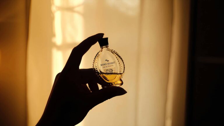 Emakume bat kristalezko botila batean lurrina duela 20250925