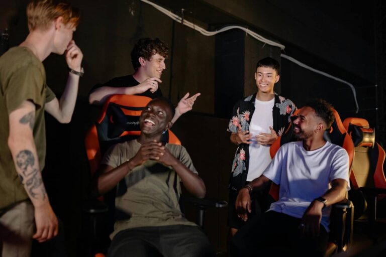 Gazte batzuk elkarren artean hizketan 20250915