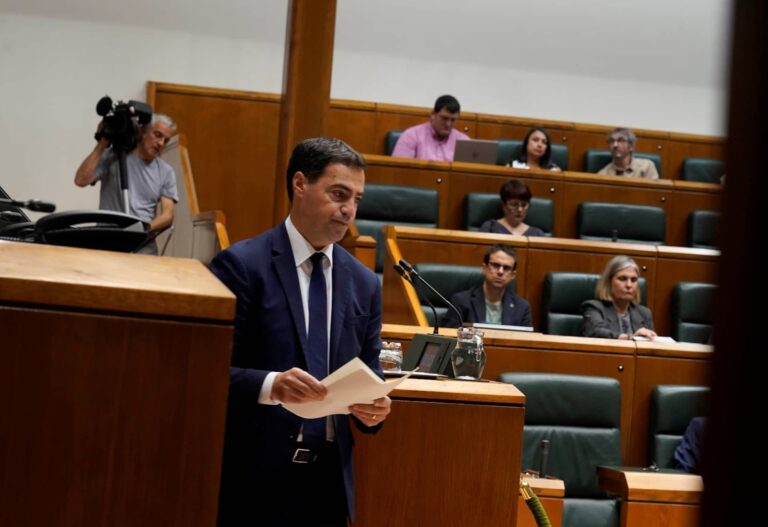 Imanol Pradales kontroleko osoko bilkuran Eusko Legebiltzarrean (Irekia) 20250620