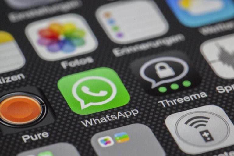 Mugikor baten pantailan Whatsapp aplikazioa 20250925
