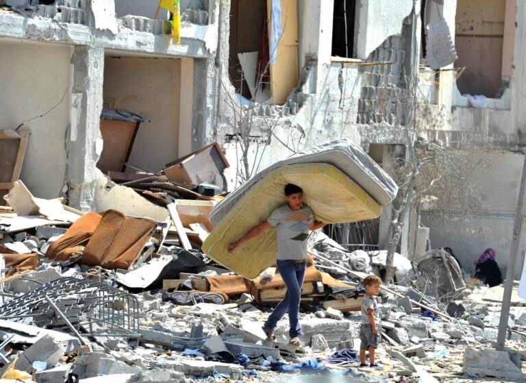 Palestinako haur bat Gazako gerraren ondorioak jasaten (United Nations Photo) 20140807