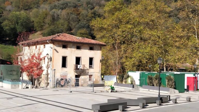 Ataungo Botika Zaharra berritzen lanen hastapenean 20251029