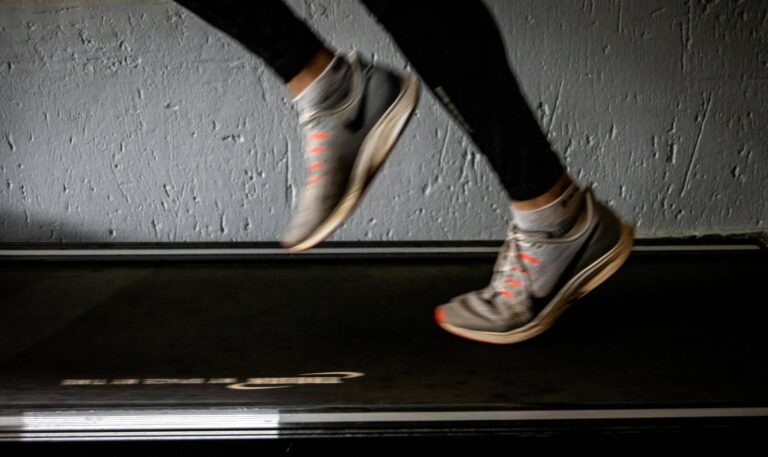 Emakume bat gimnasio bateko makina batean korrika egiten 20251003