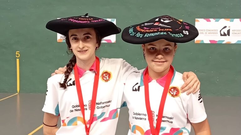 Intza Labaka pilotari ataundarra Nafarroako Foru Komunitateko V. Emakumezkoen Esku-pilota Txapelketa irabazi ostean 20251003