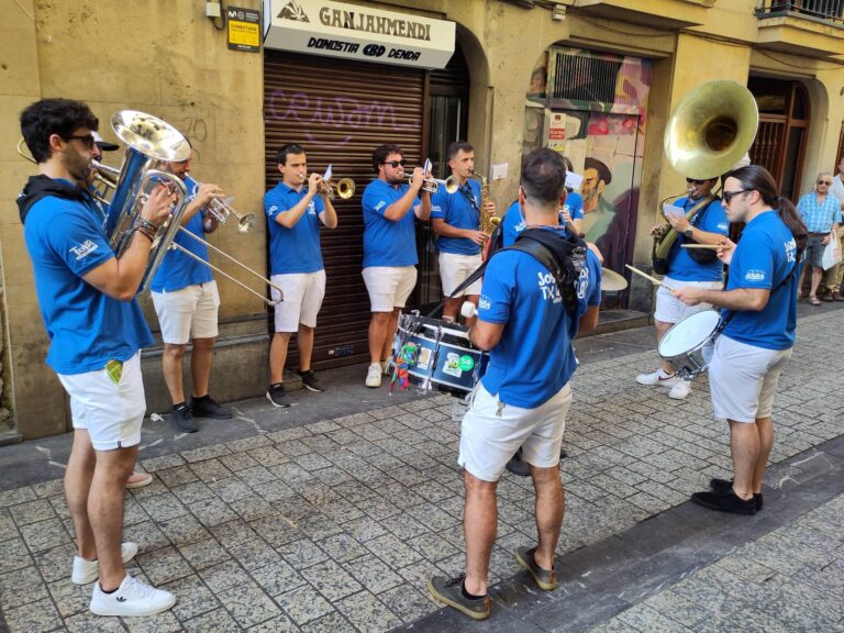 Joselontxos txaranga Donostiako Parte Zaharrean (Txapisotegi) 20240810