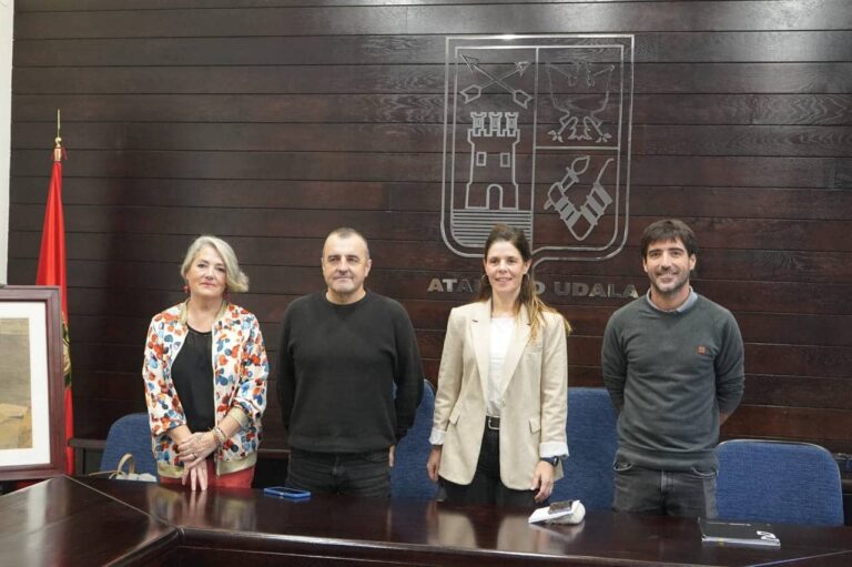 Kontxi Sukia, Martin Aramendi, Maider Irastorza eta Javi Buces Ataungo udaletxeko pleno aretoan 20251013