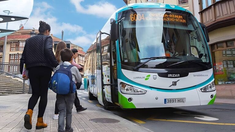 Lurraldebusen autobus bat Ordiziako Garagartza plazako geltokian (Gipuzkoako Foru Aldundia) 20181003