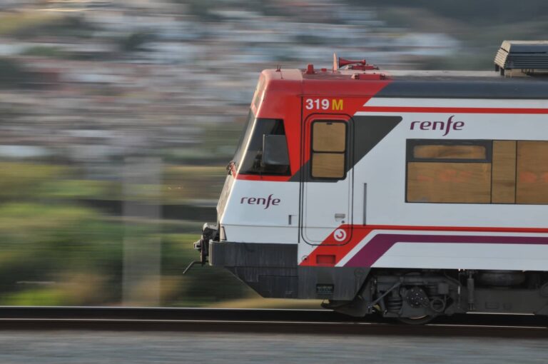 Renferen aldirietako tren bat abiada bizian 20251008