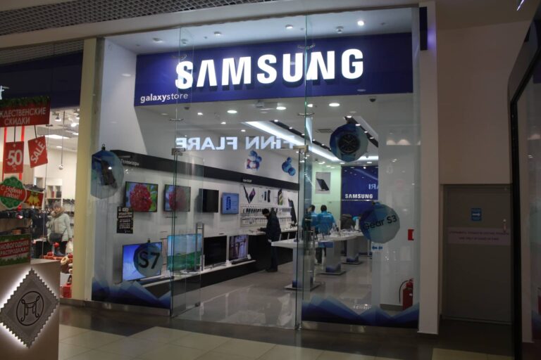 Samsungeko langile bati 7.132 euro aitortu dizkio auzitegiak, hitzarmen okerra aplikatzeagatik Samsung enpresaren denda bat (К.Артём.1) 20161215