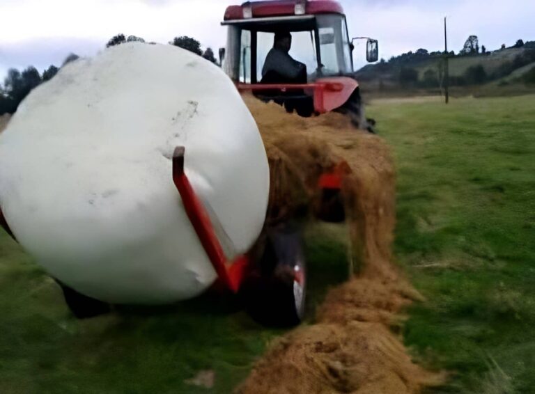 Traktore bat silo bola batekin lanean (Legazpiko Udala) 20140909