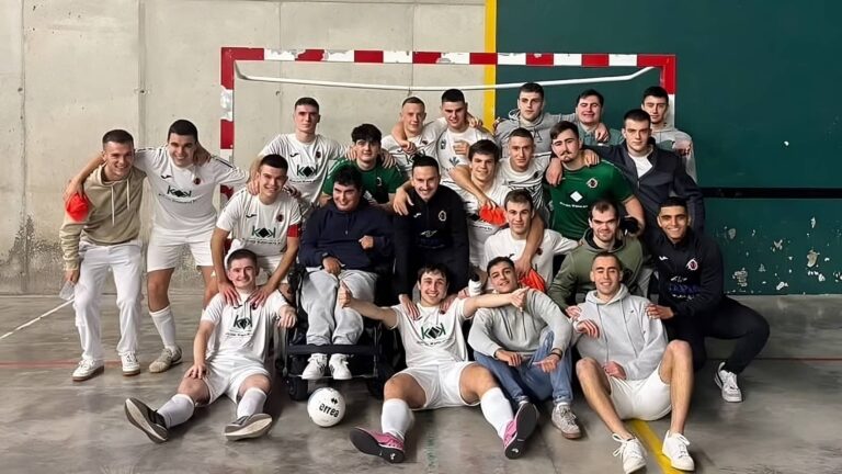 Ataun Koldo Kerejeta K.E. taldea Auzoeta Kiroldegian garaipena eskuratu ondoren (Ataun Koldo Kerejeta K.E.) 20251107