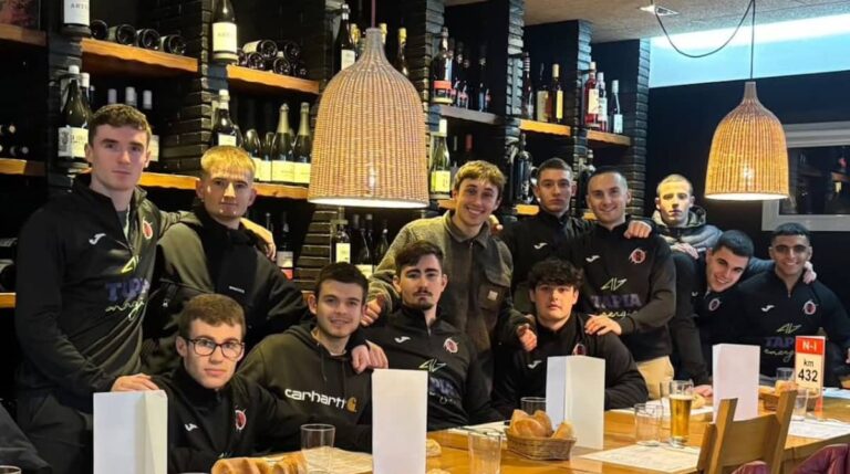 Ataun Koldo Kerejeta K.E. taldeko jokalariak eta entrenatzaileak partidaren garaipenaren ondoren 20251128