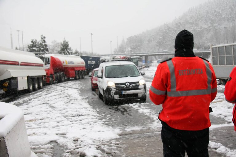 Ertzaintzako agente bat elurra egin duen inguruneko errepide batean (Irekia) 20240117