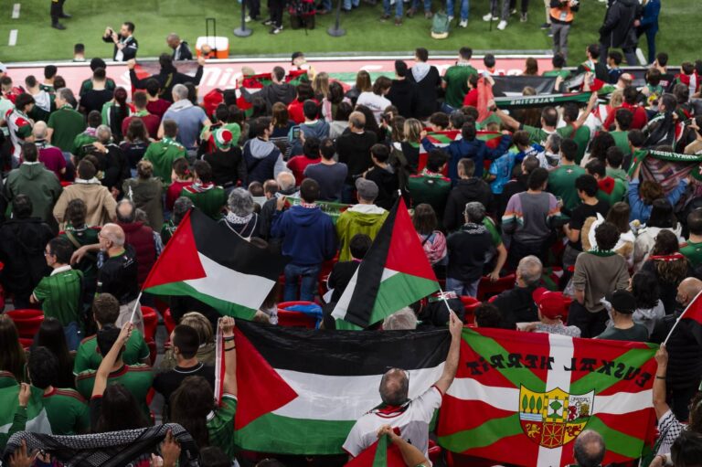 Euskal Herria Palestinaren partidako zaleak Bilboko San Mames futbol zelaian (Irekia) 20251115
