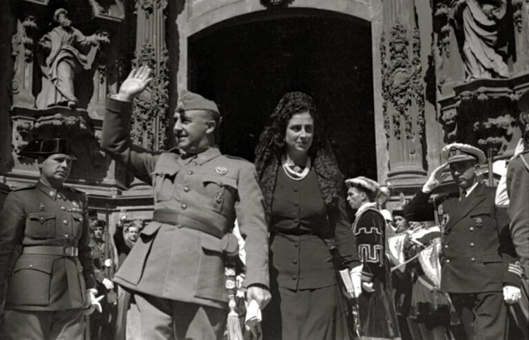 Francisco Franco eta bere emazte Carmen Poloren bisita Donostiako Santa Maria elizan (Vicente Martin) 1941