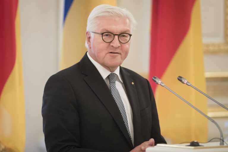 Frank-Walter Steinmeier prentsaurreko bat eskaintzen (President of Ukraine website) 20180529
