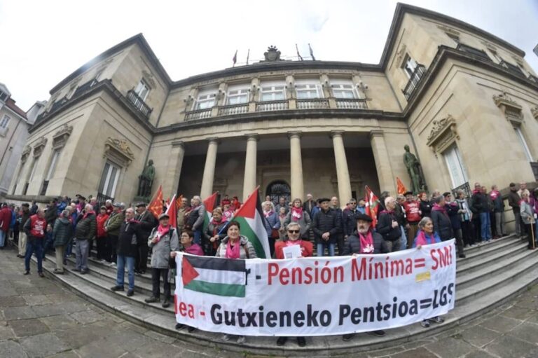 Gutxieneko pentsioen aldeko elkarretaratzea Gasteizen (Euskal Herriko Pentsiodunen Mugimendua) 20251117