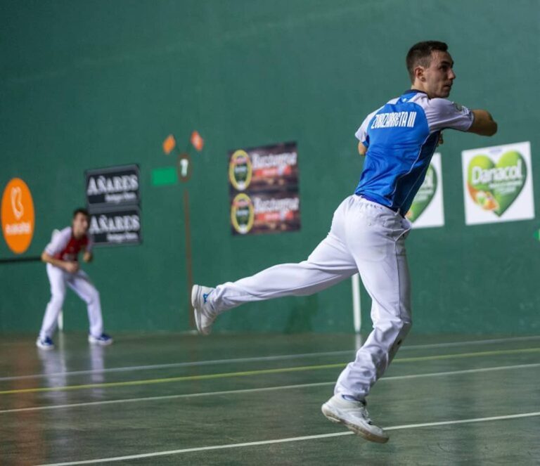 Iraitz Zubizarreta pilotaria partida bat jokatzen, Bakaikoa pilotaria atzean duela (Baiko Pilota) 20230603