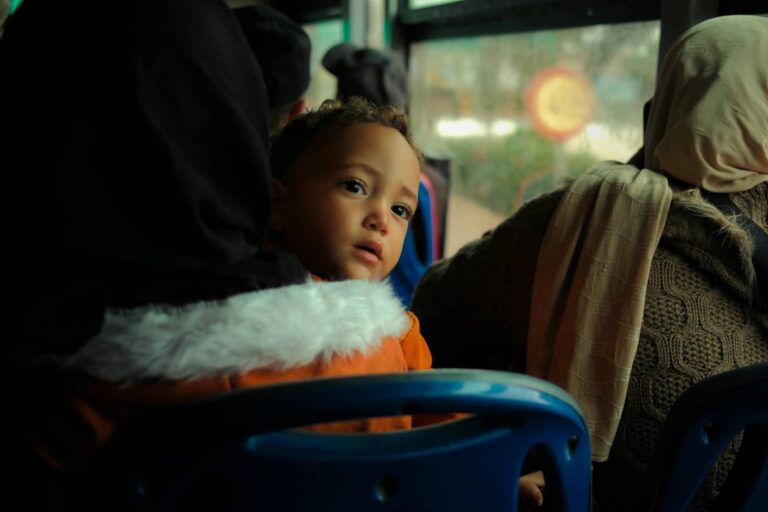 Marokoko haur bat bere amaren besoetan, autobusez bidaia bat egiten ari diren bitartean 20251113