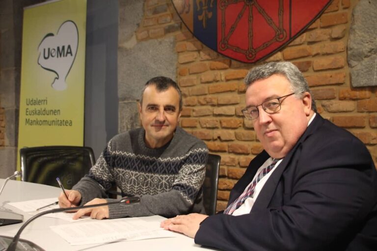 UEMAk eta hiru finantza erakundek hizkuntza-eskubideen aldeko hitzarmena berritu dute udalerri euskaldinetan Martin Aramendi UEMAren hitzarmen berria sinatzen (Uema) 20251120