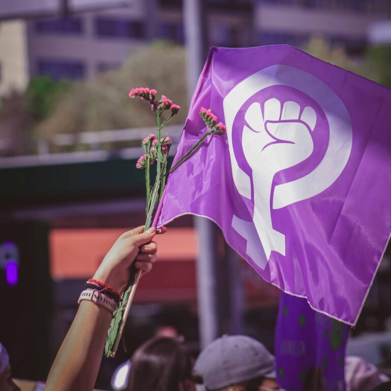 Martxoaren 8ko elkarretaratze batek utzitako irudiaren aldarri sendoa 20250308