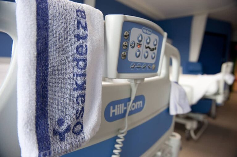 Osakidetzako Santa Marina hospitaleko gela bateko ohea (Irekia) 20121109