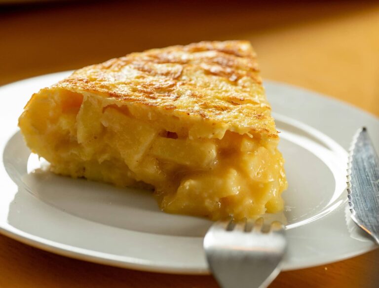 Patatarekin egindako tortila baten zati bat platera batean 20251106