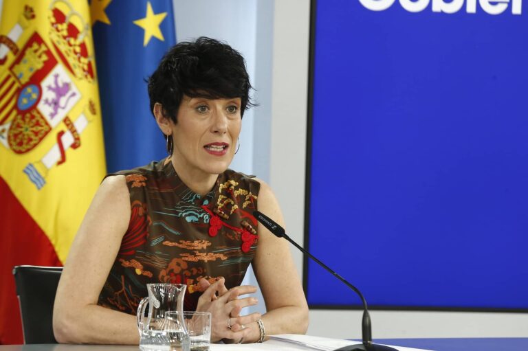 Elma Saiz prentsaurreko bat eskaintzen (La Moncloa) 20240409