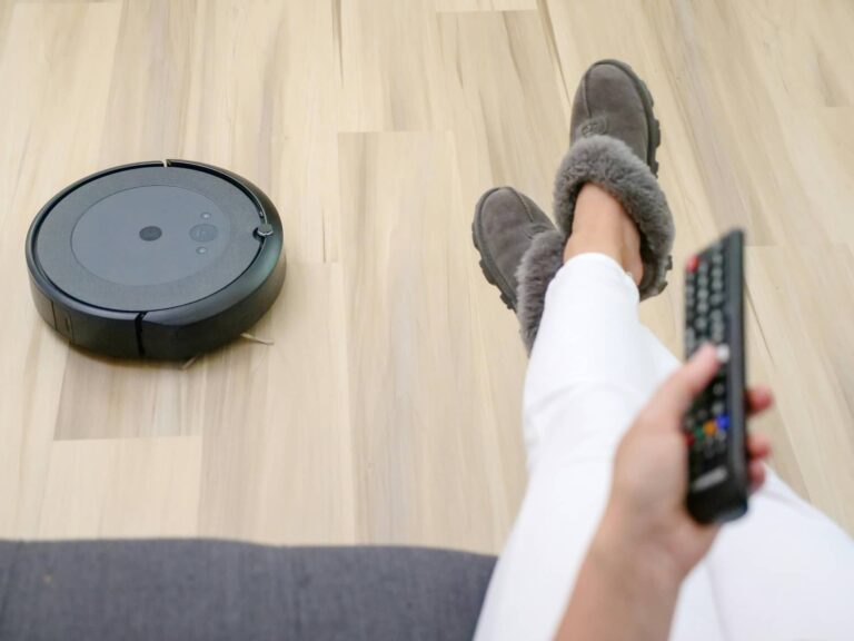 Roomba erabiltzaileentzat mezua: funtzionamendua ez da eteten Etxeko lurra garbitzen ari den robot bat 20251215