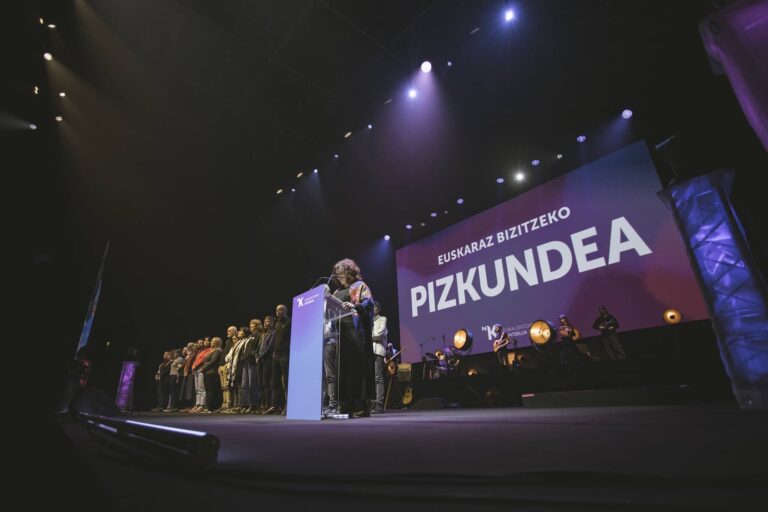Miribillan, “Pizkundea”: oldarraldiaren aurrean, euskararen aldeko erantzun antolatua Euskalgintzaren Kontseiluak antolatutako Pizkundea ekimena Miribillan 8 (Ekaitz Zilarmendi) 20251227