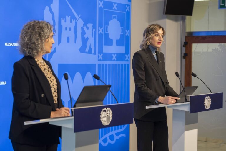 Ibone Bengoetxea eta Maria Ubarretxena prentsaurreko bat eskaintzen (Irekia) 20251209