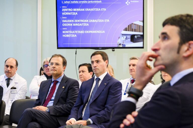 Osakidetzaren azpiegitura-plana mahai gainean: 1.600 milioi euro 2025etik 2032ra Imanol Pradales Lehendakariak, Alberto Martínez Osasuneko sailburuekin batera, Osakidetzan datozen urteetan egingo diren jarduera nagusien berri eman du (Irekia) 20251217
