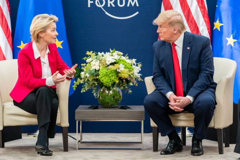 Adimen artifizialaren arauketa, gurutzebidean: lehiakortasuna ala eskubideak? Ursula Von Der Leyen eta Donald Trump (Trump White House) 20200121