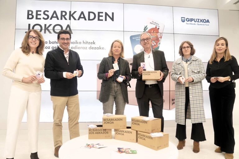 ‘Besarkaden jokoa’: Gipuzkoan bakardadeari aurre egiteko Eguberrietako ekimen solidario berria ‘Besarkaden jokoa’ Eguberrietako ekimen solidarioa aurkeztu du Gipuzkoako Foru Aldundiak (Gipuzkoako Foru Aldundia) 20251209