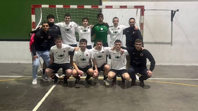 Ataun Koldo Kerejeta K.E. taldeko jokalariak eta entrenatzaileak Tolosako Eskolapioak Ikastetxean (Ataun Koldo Kerejeta K.E.) 20260109