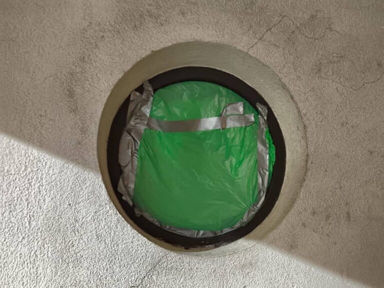 Atsedentoki elkarteko leiho baten kristala apurtuta 20260115