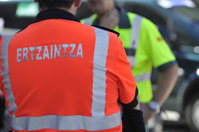 Altzako eraikin abandonatu batean liskar handia: bi atxilotu eta zauritu bat ospitalera Ertzaintzako agente bat Guardia Zibileko agente batekin hizketan (Mikel Arrazola) 20110909