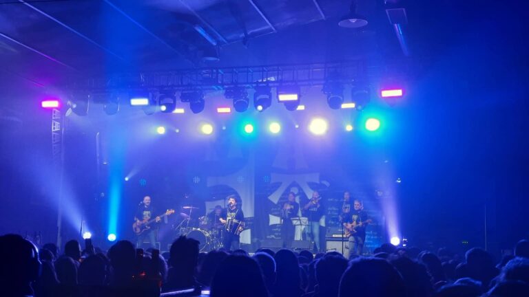 Oialume hiru aldiz beteta, Etzakiten itzulerak triki-poparen sua berriz piztu du Etzakit musika taldea berriz ere elkartu eta Hernaniko Oialume aretoan hiru kontzertu eman ditu (Asier Azpilikueta) 20260102