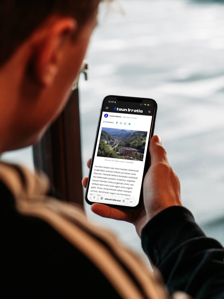 80.000 erabiltzaile hilean: horrela hazi da ataunirratia.eus 2025ean Gizon bat www.ataunirratia.eus atarian Ataungo herriaren inguruko berri bat irakurtzen (ATI Komunikazio Taldea) 20250105