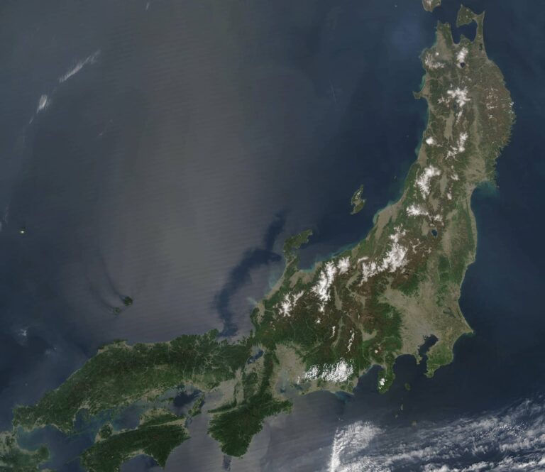 Honshu irla espazioko satelite batetik ikusita (NASA) 20030501