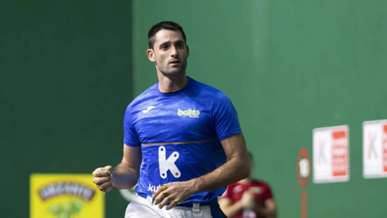 Albisu eta Peña II.a nagusi Nafarroa Arenan: finalerdietara begira sendo Jon Ander Albisu pilotari ataundarra Iruñeako Nafarroa Arenan (Baiko Pilota) 20260125