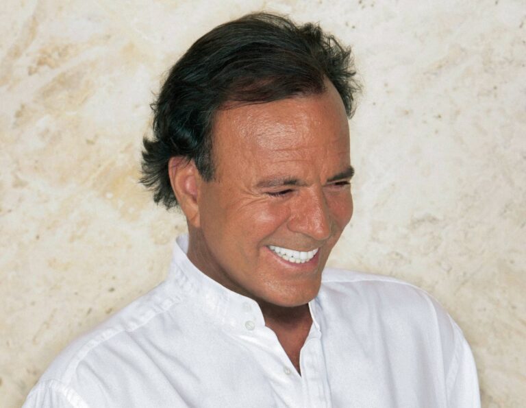Julio Iglesiasen aurkako sexu erasoei buruzko salaketak plazaratu dituzte haren etxeko langile ohiek Julio Iglesias kantautore eta konpositore espainiarra (Jesus Carrero) 20080521