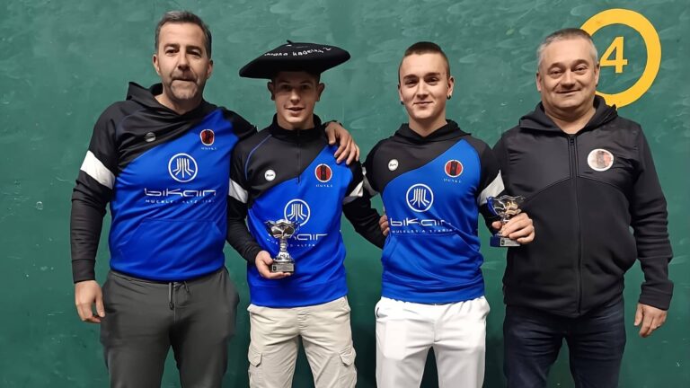 Xabat Labaka eta Oier Izagirre pilotari ataundarrak garaipenaren ondoren (Ataun Kirol Elkartea) 20260103