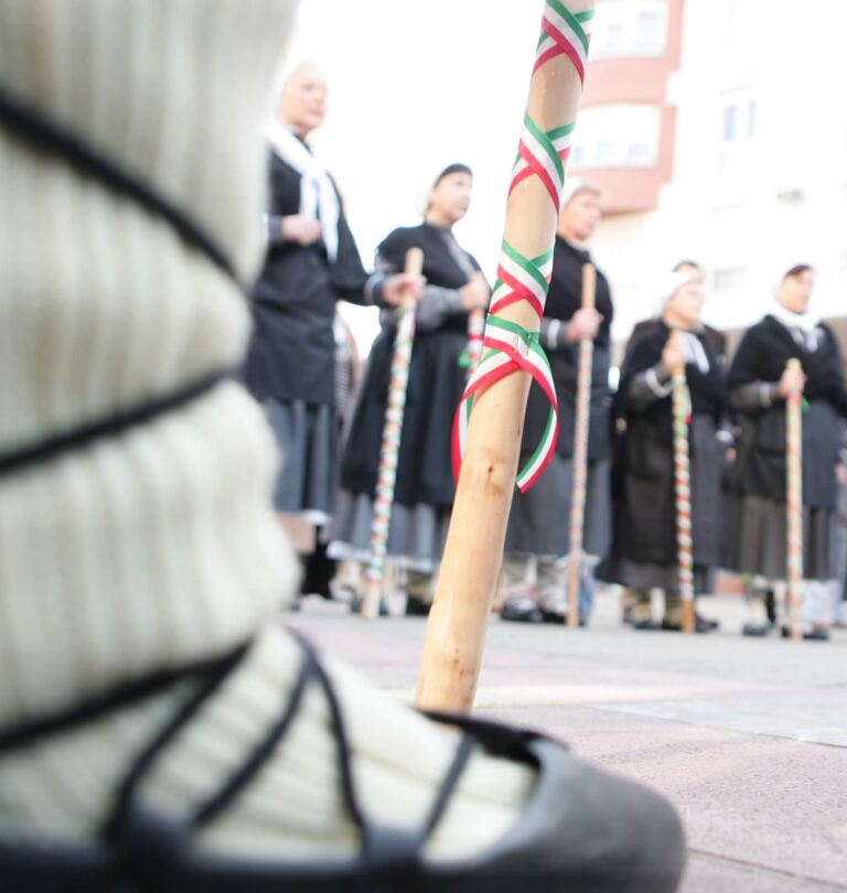 Santa Ageda eskea: tradizioak bizirik dirau Ataunen Zenbait pertsona Santa Agenda eskean abesten 20250204